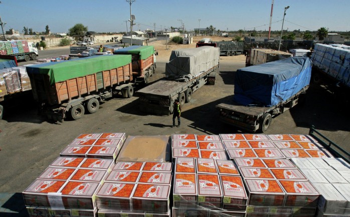 شاحنات البضائع في معبر كرم أبو سالم